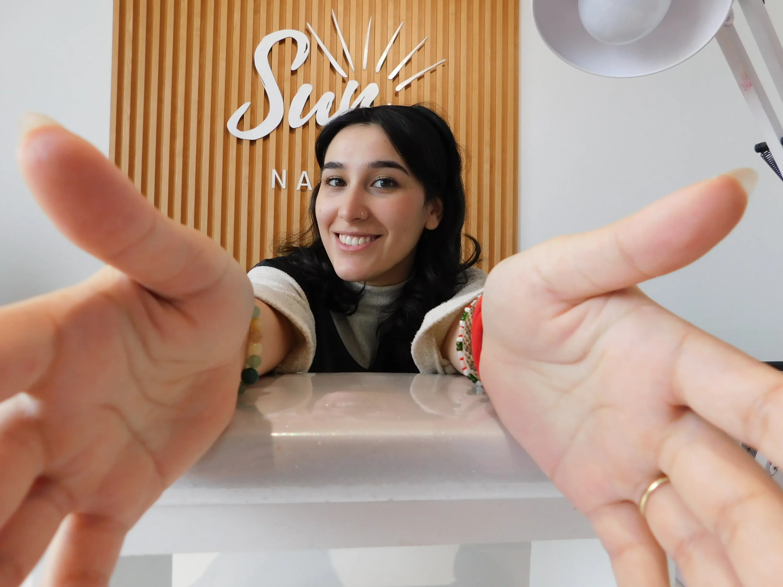 Selfie de bienvenida en Sun Nails, con la dueña del salón en un entorno profesional y cálido