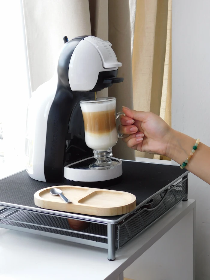 Café de bienvenida en Sun Nails servido con cápsulas Dolce Gusto, en un ambiente acogedor y relajante